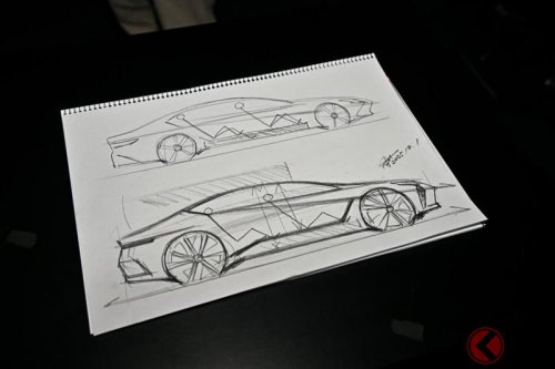 レクサス新型「流麗セダン」日本初公開！ “世界初＆メーカー初”の機能採用の「スゴイ内装」も披露！ 開発者やデザイナーが語る魅力にも注目！ 2026年春に導入される新型「ES」の楽しみ方とは？