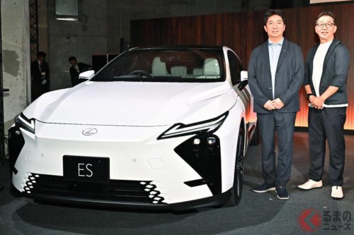 レクサス新型「流麗セダン」日本初公開！ “世界初＆メーカー初”の機能採用の「スゴイ内装」も披露！ 開発者やデザイナーが語る魅力にも注目！ 2026年春に導入される新型「ES」の楽しみ方とは？