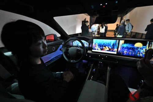 レクサス新型「流麗セダン」日本初公開！ “世界初＆メーカー初”の機能採用の「スゴイ内装」も披露！ 開発者やデザイナーが語る魅力にも注目！ 2026年春に導入される新型「ES」の楽しみ方とは？