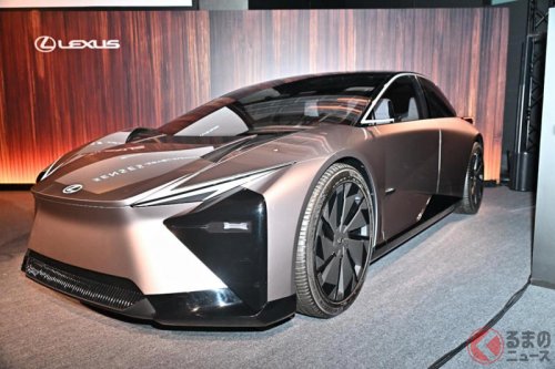 レクサス新型「流麗セダン」日本初公開！ “世界初＆メーカー初”の機能採用の「スゴイ内装」も披露！ 開発者やデザイナーが語る魅力にも注目！ 2026年春に導入される新型「ES」の楽しみ方とは？