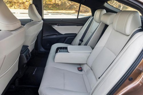 【新型】トヨタ「カムリHV」、快適性・燃費・安全性の三拍子でライバルを圧倒