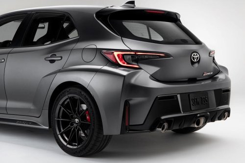 【スクープ】トヨタ「GRMNカローラ」初公開…カーボン装備と2シーター仕様で500台限定