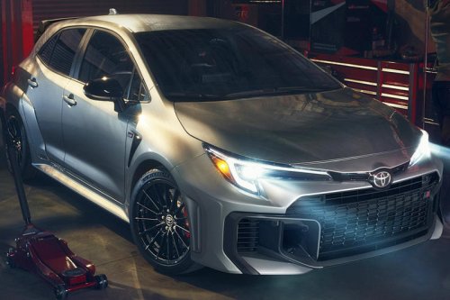 【スクープ】トヨタ「GRMNカローラ」初公開…カーボン装備と2シーター仕様で500台限定