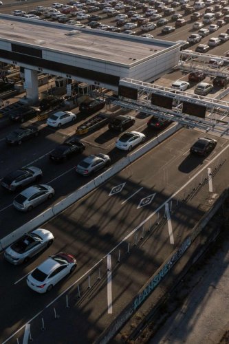 California's EV carpool era is coming to an end. Will it unleash traffic chaos?