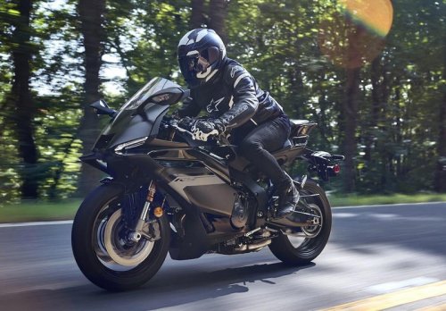 ヤマハが新型バイク「YZF-R9 ABS」を発売 - スーパースポーツなのに親しみやすい?