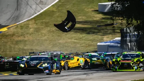 車の事故、フェラーリとランボルギーニが大破：写真