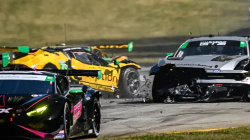 車の事故、フェラーリとランボルギーニが大破：写真