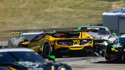 車の事故、フェラーリとランボルギーニが大破：写真