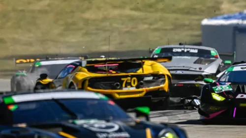 車の事故、フェラーリとランボルギーニが大破：写真