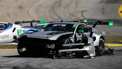 車の事故、フェラーリとランボルギーニが大破：写真