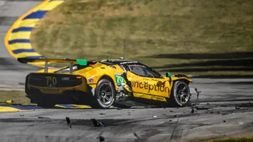 車の事故、フェラーリとランボルギーニが大破：写真