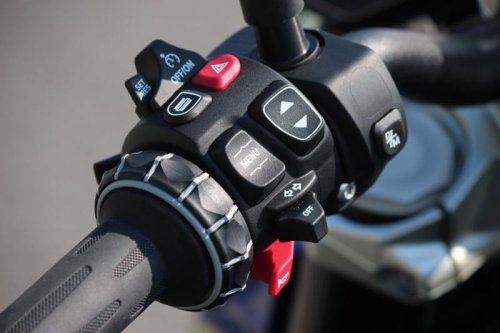 軽さは正義！ 誰もが気軽に乗れるオールラウンドバイク BMW R1300R(ASA仕様)は街中からワインディングまでどこでも楽しい