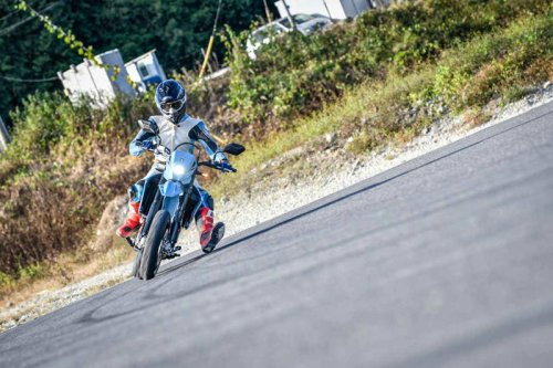 新型『DR-Z4S』に乗って思ったこと→スズキは「とんでもないバイク」を世に出してきたのでは……？【SUZUKI DR-Z4S／DRZ-4SM 試乗インプレ・レビュー DR-Z4S①】