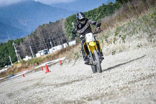 新型400cc『DR-Z4S』の第一印象……オフロードコース限定では“ほぼエンデューロバイク”にしか思えないんだが……【SUZUKI DR-Z4S／DRZ-4SM 試乗インプレ・レビュー DR-Z4S②】