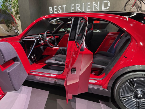 ひとりで乗ってもさみしくないマツダのクロスコンパクト。20代のデザイナーが考案 #JapanMobilityShow