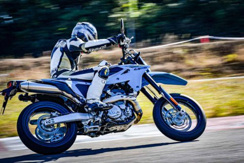 新型『DR-Z4SM』はモタードっていうより独自路線の「スズキ流400ccスーパースポーツ」だと考えるとしっくりくる【SUZUKI DR-Z4S／DRZ-4SM 試乗インプレ・レビュー DR-Z4SM③】