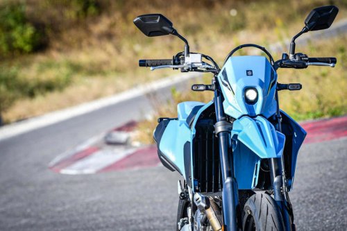 新型『DR-Z4SM』はモタードっていうより独自路線の「スズキ流400ccスーパースポーツ」だと考えるとしっくりくる【SUZUKI DR-Z4S／DRZ-4SM 試乗インプレ・レビュー DR-Z4SM③】