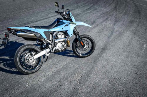 新型『DR-Z4SM』はモタードっていうより独自路線の「スズキ流400ccスーパースポーツ」だと考えるとしっくりくる【SUZUKI DR-Z4S／DRZ-4SM 試乗インプレ・レビュー DR-Z4SM③】