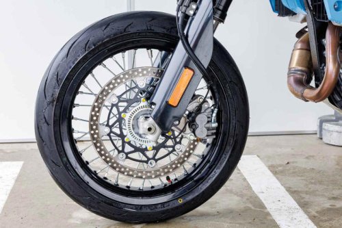 【レビュー】スズキ「DR-Z4SM」インプレ｜400ccクラスの新たな潮流 自由で爽快！胸の空く単気筒スポーツ