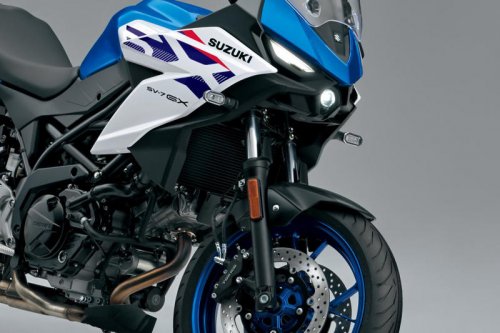 新型『SV-7GX』は足つき良好なだけじゃない！ 空力も前後サスペンションもタンク容量も装備もロングツーリングに本気だ！【スズキのバイク！ の新車ニュース／EICMA2025】