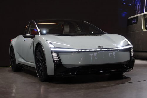 トヨタが次世代の「カローラ」を公開 レクサスの6輪ミニバンや新しいセンチュリーも発表【ジャパンモビリティショー2025】