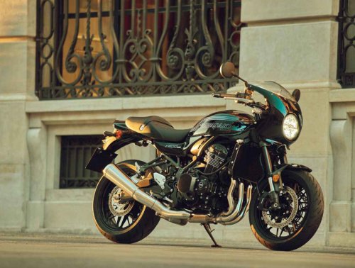 【2026新型！】カワサキ「Z900RS CAFE」を詳細解説！マッハをオマージュしたグラフィックを採用する魅惑のカフェレーサー！