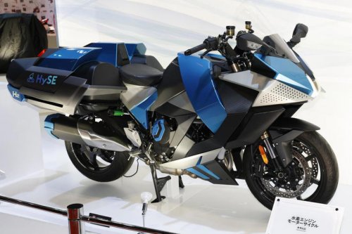 カワサキが「Z900RS」シリーズ2台を世界初公開！伝統と革新をテーマに革新的モデル＆技術を展示〈ジャパンモビリティショー2025 kawasakiブース紹介〉