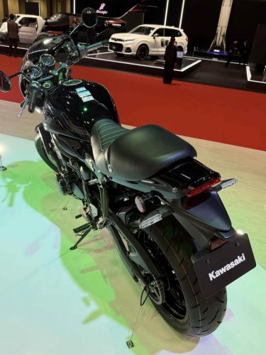 魅惑のビキニカウル！ カワサキ新型「Z900RSカフェ」をあらゆる角度から撮影〈バイク百景／ジャパンモビリティショー2025〉