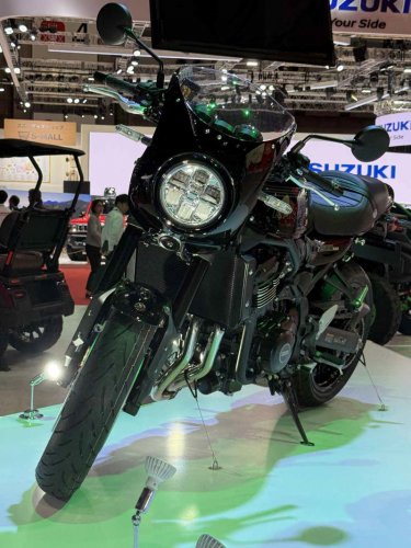 魅惑のビキニカウル！ カワサキ新型「Z900RSカフェ」をあらゆる角度から撮影〈バイク百景／ジャパンモビリティショー2025〉
