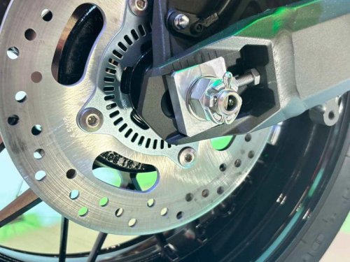 魅惑のビキニカウル！ カワサキ新型「Z900RSカフェ」をあらゆる角度から撮影〈バイク百景／ジャパンモビリティショー2025〉