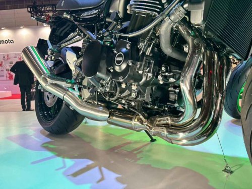 魅惑のビキニカウル！ カワサキ新型「Z900RSカフェ」をあらゆる角度から撮影〈バイク百景／ジャパンモビリティショー2025〉