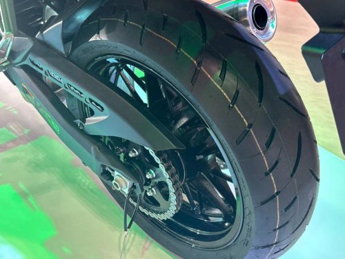 魅惑のビキニカウル！ カワサキ新型「Z900RSカフェ」をあらゆる角度から撮影〈バイク百景／ジャパンモビリティショー2025〉