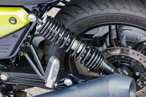 伝統を守り続ける孤高の存在「モト・グッツィV7シリーズ」最新モデルを試乗レビュー！