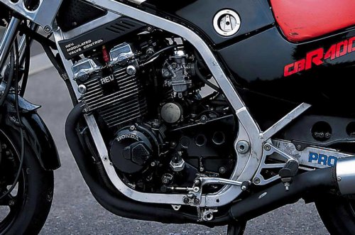 ホンダ「CBR400F（NC17）」（1984年）斬新な車体と2/4バルブ切り替え機構を持つREVエンジンで旋風を起こした、ホンダ第三世代の400cc並列4気筒車