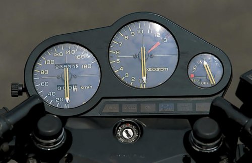 ホンダ「CBR400F（NC17）」（1984年）斬新な車体と2/4バルブ切り替え機構を持つREVエンジンで旋風を起こした、ホンダ第三世代の400cc並列4気筒車