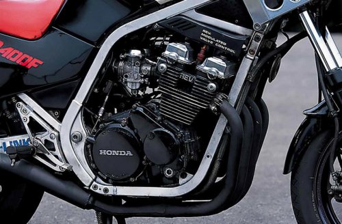 ホンダ「CBR400F（NC17）」（1984年）斬新な車体と2/4バルブ切り替え機構を持つREVエンジンで旋風を起こした、ホンダ第三世代の400cc並列4気筒車