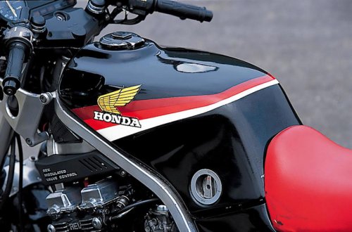 ホンダ「CBR400F（NC17）」（1984年）斬新な車体と2/4バルブ切り替え機構を持つREVエンジンで旋風を起こした、ホンダ第三世代の400cc並列4気筒車