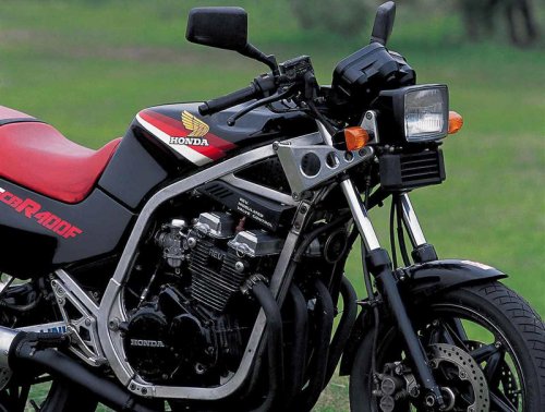 ホンダ「CBR400F（NC17）」（1984年）斬新な車体と2/4バルブ切り替え機構を持つREVエンジンで旋風を起こした、ホンダ第三世代の400cc並列4気筒車