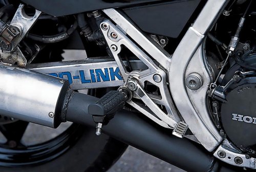 ホンダ「CBR400F（NC17）」（1984年）斬新な車体と2/4バルブ切り替え機構を持つREVエンジンで旋風を起こした、ホンダ第三世代の400cc並列4気筒車