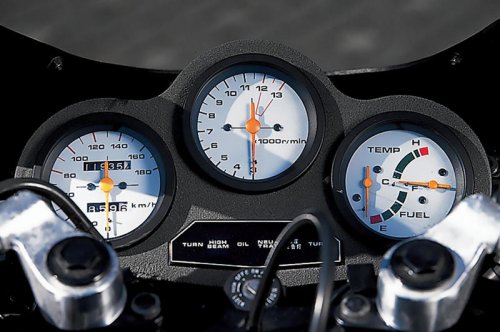 スズキ「GSX-R（GK71B）」（1984年）｜新開発エンジンとアルミフレームで未踏の軽さを実現