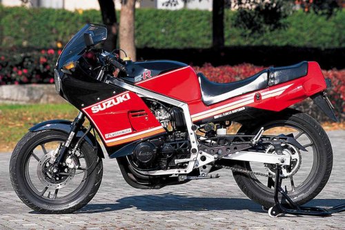 スズキ「GSX-R（GK71B）」（1984年）｜新開発エンジンとアルミフレームで未踏の軽さを実現