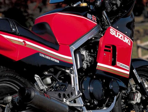 スズキ「GSX-R（GK71B）」（1984年）｜新開発エンジンとアルミフレームで未踏の軽さを実現