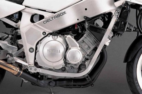ヤマハ「FZR400（1WG）」（1988年）86年の初期型FZRを元にエンジンを改良し排気デバイスを加える