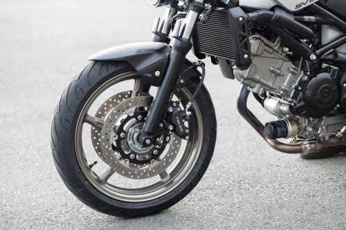 スズキ『SV650X』ってどんなバイク？ 燃費や足つき性、スペックの他、おすすめポイントや装備を解説します！【スズキのバイク！の新車図鑑▶650cc編／SUZUKI SV650X（2025）】