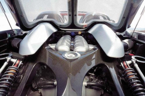 ポルシェ カレラGTはレース用の917をモチーフにし、乗り手を選ぶスーパーマシンだった【スーパーカークロニクル・完全版／055】