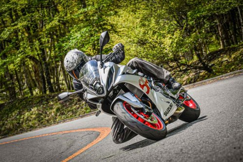 【失敗】フルカウル「GSX-8R」に「ネイキッドの軽快さ」を上乗せする実験は予想外の結果に…だけど思わぬ拾い物が?【SUZUKI GSX-8R ／ 試乗インプレ・レビュー 中編】