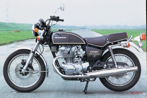 【ホンダドリームCB500FOUR（1971）回顧試乗】渋く速い大人の4気筒を味わう