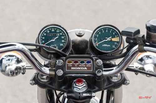【ホンダドリームCB500FOUR（1971）回顧試乗】渋く速い大人の4気筒を味わう
