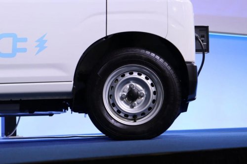 元は取れる? ダイハツ初の量産電気自動車について気になることを聞いてきた