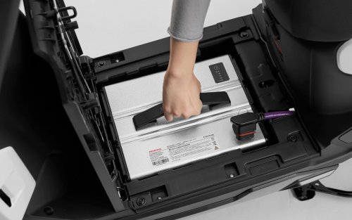 ホンダ、22万円の電動スクーター 走行距離1.5倍
